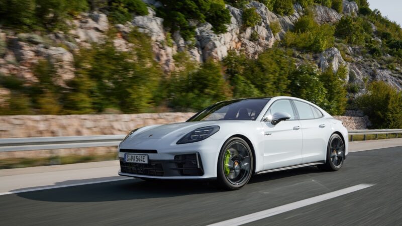 保時捷發表全新 Panamera 4S E-Hybrid 車款，售價734萬元起。